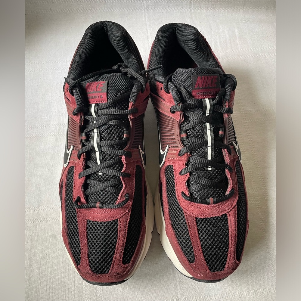 Nike Zoom Vomero 5 Dark Team Red White Black Sneakers Men's Size 11 HF1553-601 - Picture 2 of 8